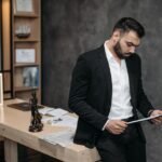 Advogada experiente analisando documentos jurídicos em seu escritório de advocacia moderno