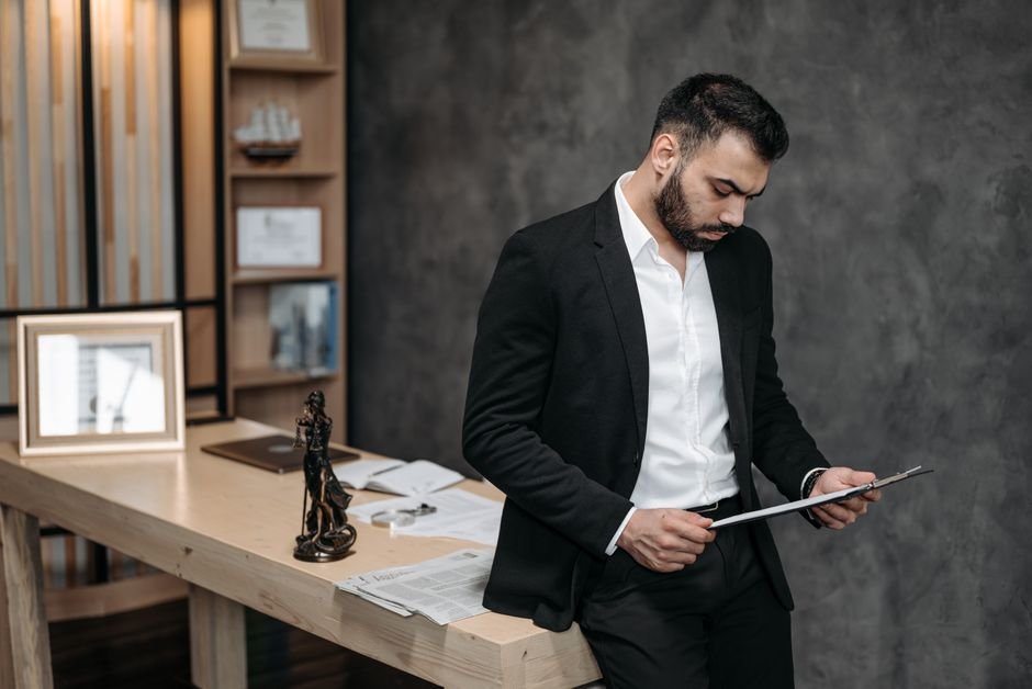 Advogada experiente analisando documentos jurídicos em seu escritório de advocacia moderno