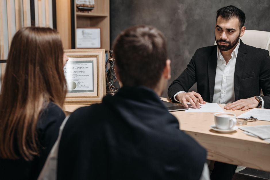 Advogada orientando cliente sobre o binômio necessidade e possibilidade. Advogada explicando termos legais para cliente em uma reunião de consultoria jurídica