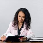Advogado analisando documentos importantes em escritório moderno com iluminação natural
