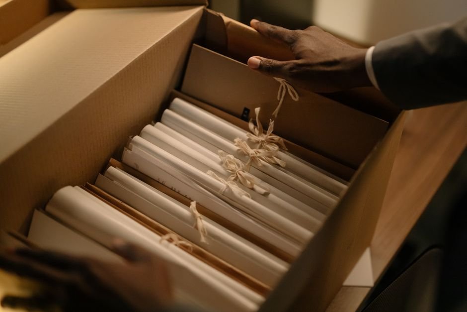 Organização de documentos para processos de exoneração de alimentos. Advogado organizando pastas de processos jurídicos em uma mesa de trabalho organizada