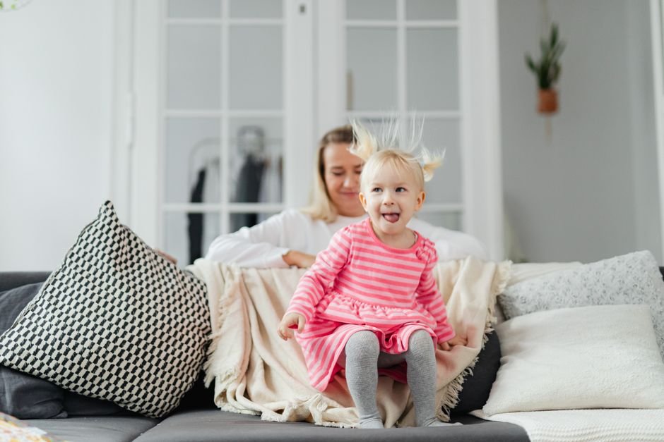Questões de guarda exigem sensibilidade e rigor jurídico. Mãe e filho sorrindo em ambiente doméstico acolhedor e iluminado