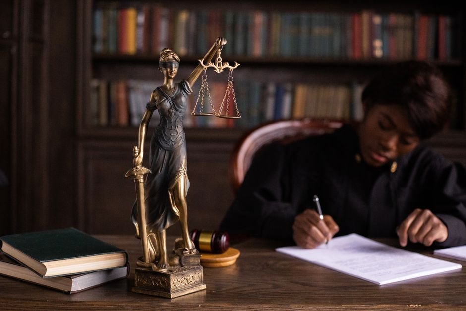 O STJ possui competência exclusiva para validar sentenças estrangeiras. Ministro do tribunal assinando documentos oficiais em uma mesa de madeira