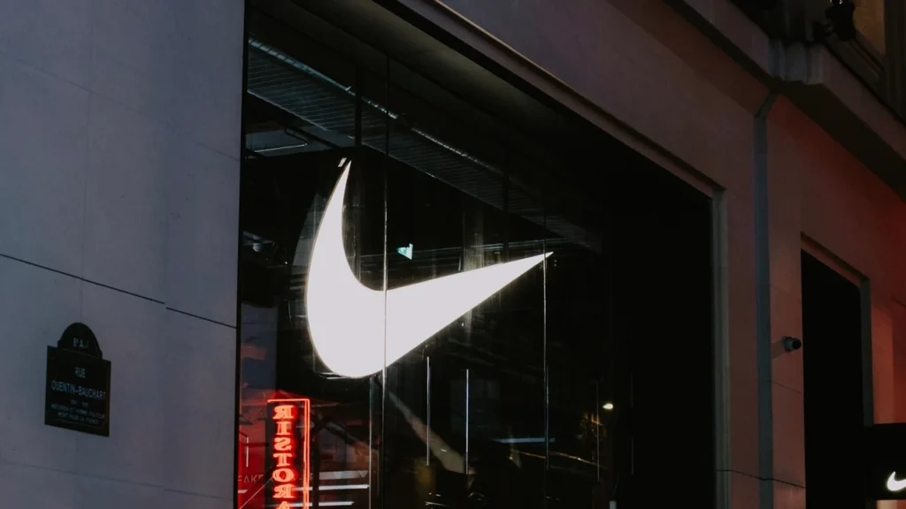 Logotipo Nike iluminado na fachada de uma loja à noite