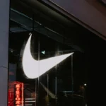 Logotipo Nike iluminado na fachada de uma loja à noite